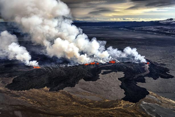 GALERIE FOTO. Traficul aerian din Europa, în pericol! Un vulcan din Islanda este pe cale să erupă!