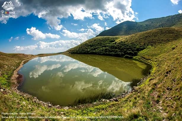 Lacul fără fund din România! Legende amestecate cu un peisaj sălbatic