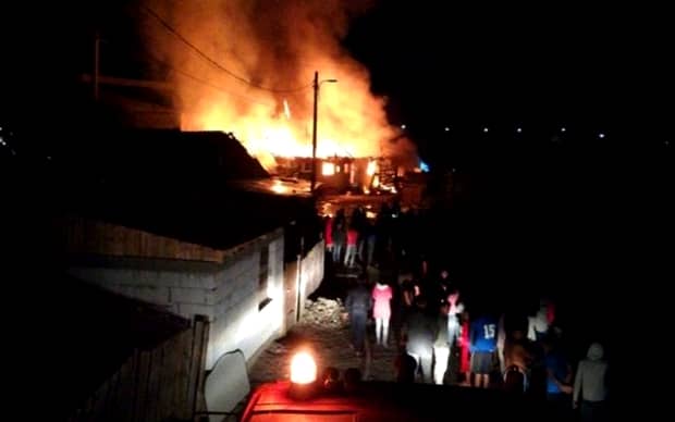 Incendiu violent la periferia orașului Geoagiu! Mai multe case s-au făcut scrum în cartierul muzicanților