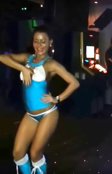 GALERIE FOTO | Am aflat ce face Ana Maria Mocanu pentru bani! S-a dezbrăcat într-o discotecă, iar ţăranii au umilit-o!