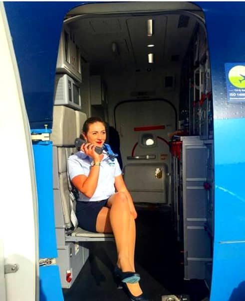Această stewardesa a vrut să fie sexi! Şi-a făcut un selfie din avion, după ce pasagerii au plecat, şi i-a trimis-o iubitului ei!