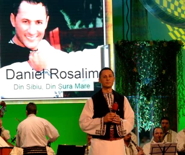 Cântărețul de muzică populară Daniel Rosalim, care s-a remarcat la Junii Sibiului, a murit. Vestea a căzut ca un fulger pentru scena populară românească, iar fanii sunt în doliu.