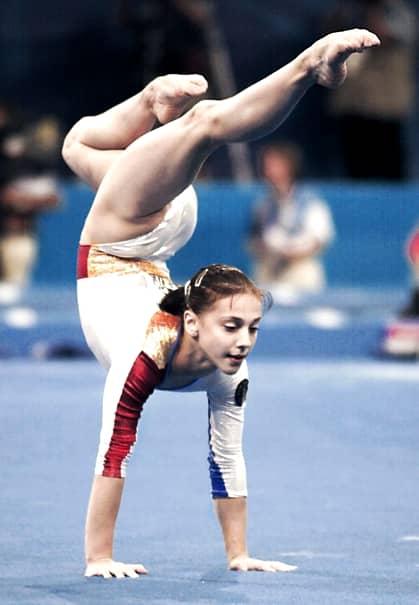 O mai ţii minte pe Andreea Răducan, gimnasta umilită din cauza unei pastile de Nurofen?