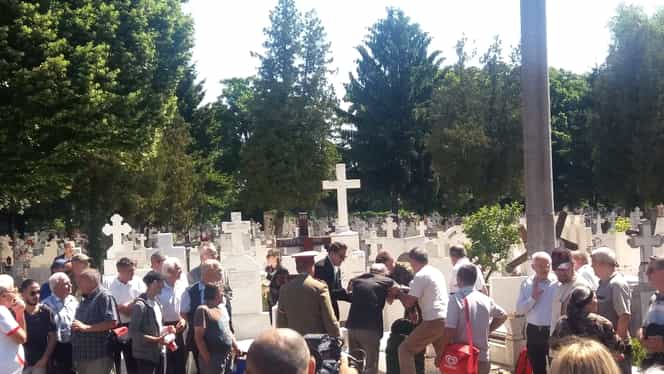 Unui bărbat i s-a făcut rău la înmormântarea lui Cristian Țopescu! Medicii au intervenit urgent!