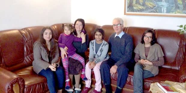 Doi soţi din Iaşi au adoptat 7 copii de etnie romă! Când au ajuns acasă, au aflat că una dintre fete este un… GENIU!