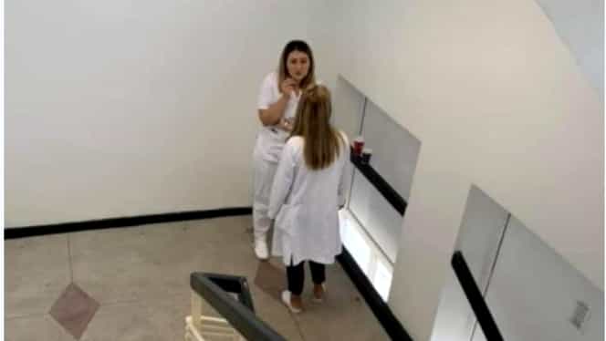 Două asistente surprinse în timp ce fumau pe scările spitalului din Craiova. Reacții dure pe paginile de socializare. Foto