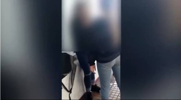 O adolescentă, bătută în gară de alte trei fete! Imagini uluitoare: „Dă-i în burtă sa moara copilul”. Video şocant