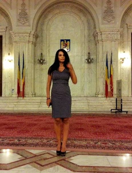 GALERIE FOTO. Politică în bikini: Cele mai sexy candidate la alegerile parlamentare de azi
