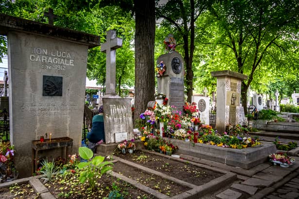 Ion Luca Caragiale se odihnește alături de Mihai Eminescu, pe „Aleea Scriitorilor” din cimitirul „Bellu”, unde a fost condus pe 23 noiembrie 1912 de mii de bucureșteni
