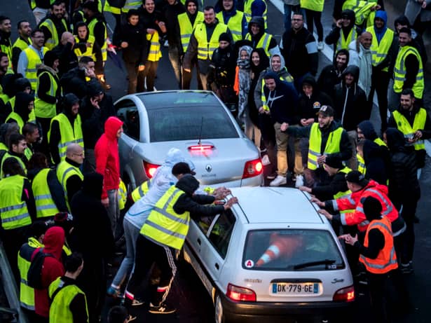 Proteste fără precedent în Franţa: 244.000 de oameni au ieşit în stradă! „Ne gazează”