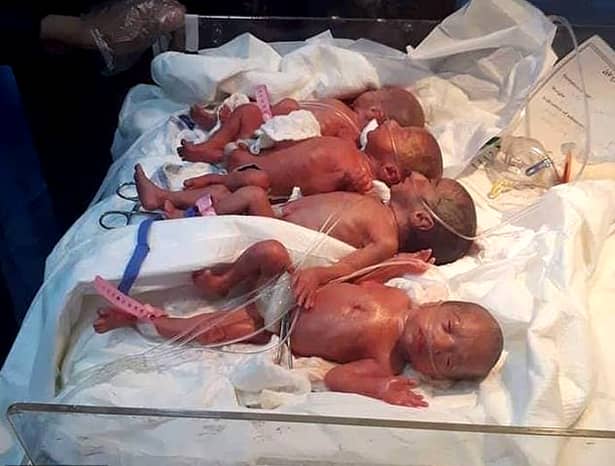 O mamă din Iraq a născut în mod natural 6 fete și un băiat