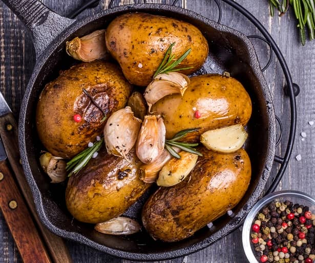 Mâncare dulce de post: cartofi fondanți cu cimbru și usturoi, un deliciu ușor și rapid de gătit