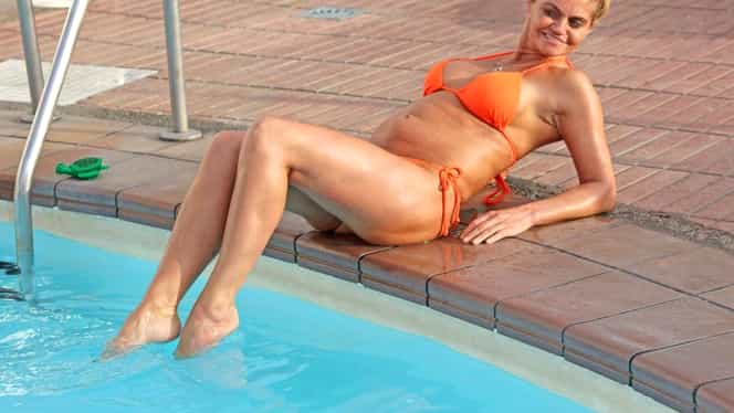 OUPS i-au ieșit sânii din sutien! O vedetă de 44 de ani a întâmpinat probleme grave la piscină, din cauza costumului de baie minuscul