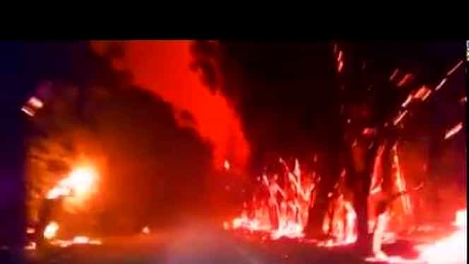 Emoționant! O familie conduce printre flăcări si se roagă să scape cu viață