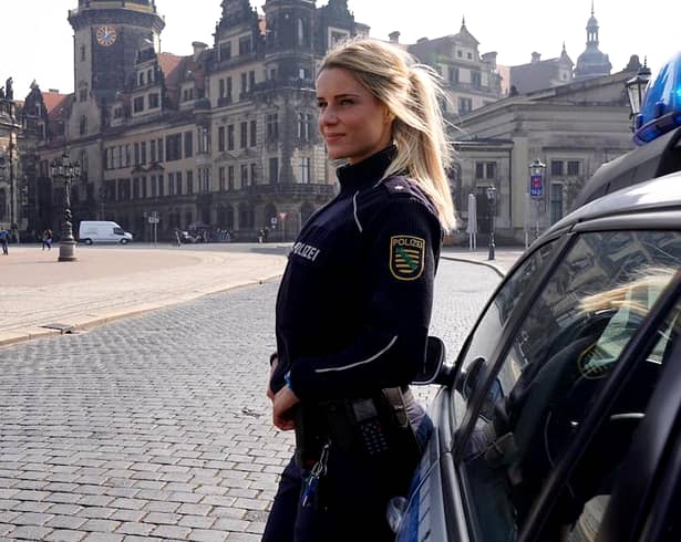 GALERIE FOTO. Cine este sexy-poliţista vedetă pe Instagram: „Te implor să mă arestezi”