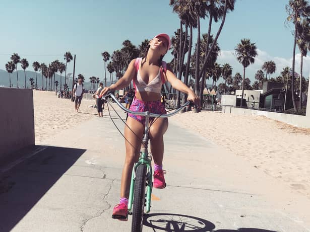 Alexandra Stan a comis gafa mileniului pe o plajă din Los Angeles! A intrat în LIVE pe Facebook, dar nu şi-a dat seama că se vede TOT