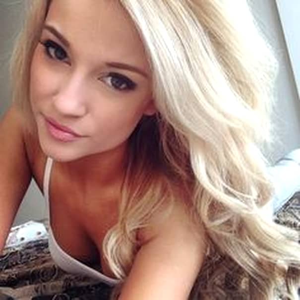 Blonda asta sexy şi-a făcut un selfie în camera de cămin şi i-a trimis poza iubitului. Ce-a urmat, însă, e incredibil! Vezi poza mărită