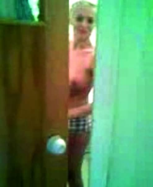 Imaginea cu Delia în sânii goi, în ușa de la baie este una memorabilă