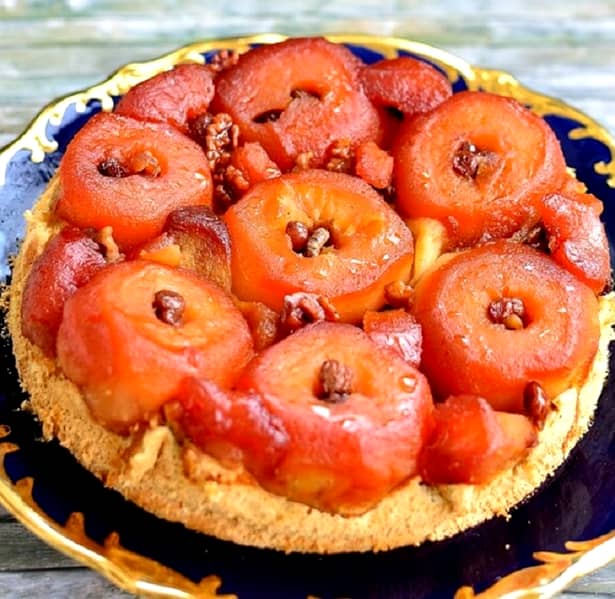 Tortul cu mere întregi caramelizate este desertul ideal pentru o masă de sărbătoare, nu numai în familie