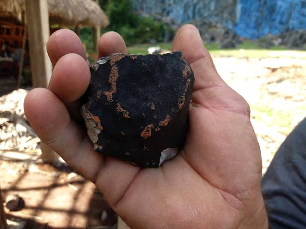 Bucăți de rocă au căzut pe pământ după ce meteoritul a explodat