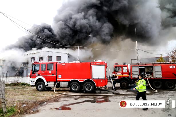 Un incendiu puternic a avut loc la o fabrică din Buftea. Imagine cu fumul negru, dens, care plutea spre cer