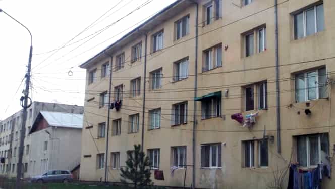 O fetiță de 2 ani din Focșani a căzut de la etajul I al unui bloc! Ce a făcut mama ei, imediat după incident