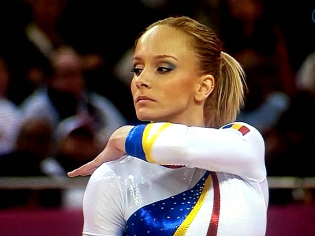 CE TRANSFORMARE! Doamne, cum arată acum Sandra Izbaşa, cea mai frumoasă gimnastă a României!  A crescut şi este O FEMEIE cu forme uluitoare! GALERIE FOTO