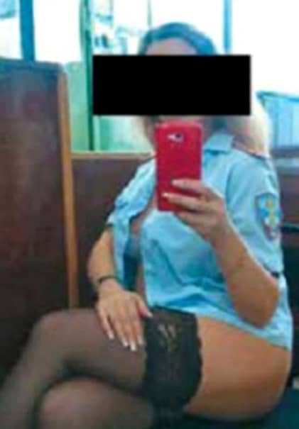 GALERIE FOTO. O poliţistă şi-a făcut selfie goală. Cine a publicat pozele indecente