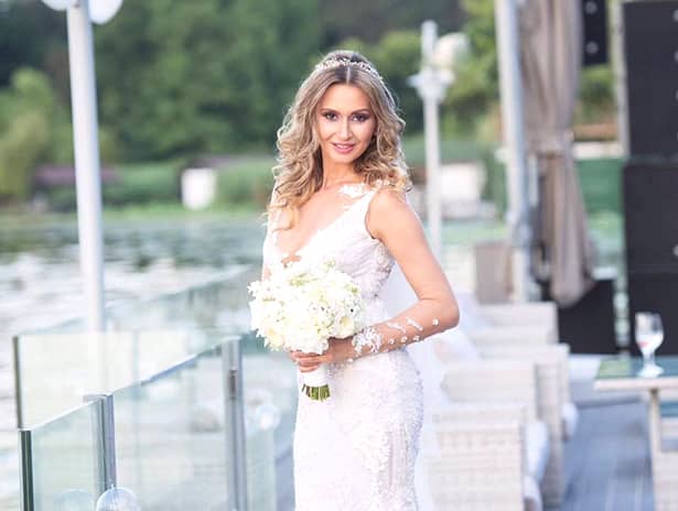 Crina Abrudan a purtat la nuntă o rochie specială, comandată din Israel