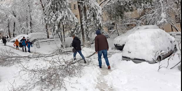 Capitala, sub asediul zăpezii. Cum arată Bucureştiul după prima ninsoare din acest sezon. GALERIE FOTO