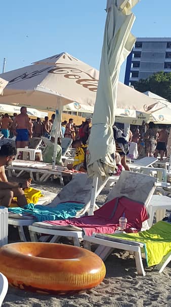 Un bărbat s-a prăbușit pe o plaja din Mamaia, iar ce a urmat este terifiant! Bărbatul, în vârstă de 45-50  de ani, se afla în concediu cu familia. Acesta a intrat în apă, iar la scurt timp a revenit la mal și s-a prăbușit în ochii familiei și a turiștilor aflați pe plajă.