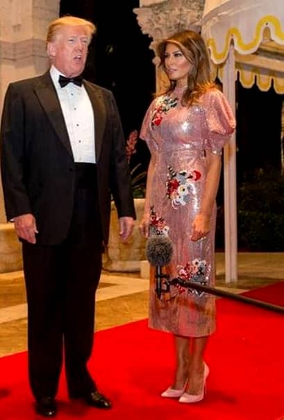 Rochia de timp kimono pe care Melania Trump a purtat-o la petrecerea de Revelion de anul trecut. În fotografie alături de Donald Trump, preşedintele Statelor Unite ale Americii