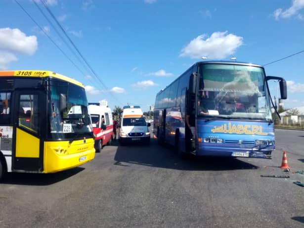Autobuz cu 50 de persoane, implicat într-un accident rutier la Ploieşti! Victima nu a avut nicio şansă! FOTO