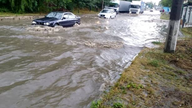 Adolescent ucis de fulger, în Bacău! Ploile au făcut ravagii în toată țara