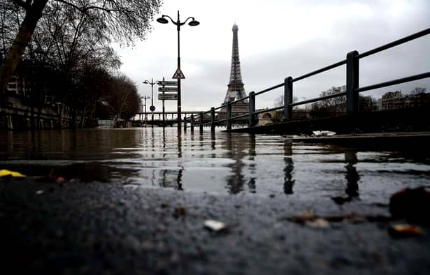Inundaţii de proporţii în Paris! 1500 de oameni au fost evacuaţi!