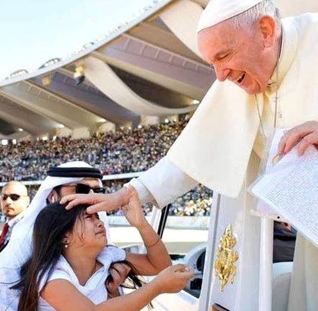 Papa Francisc, după ce o fetiță a fugit de poliție pentru a ajunge la el: ”Vai de soțul ei!” VIDEO