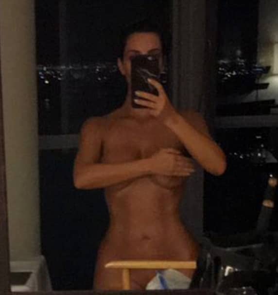 Kim Kardashian face din nou senzaţie în lumea virtuală! A pozat goală după ce a slăbit peste 30 de kilograme