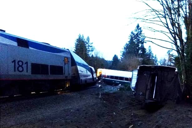 Un tren de mare viteză a deraiat şi s-a prăbuşit peste o autostradă! Peste 70 de victime!