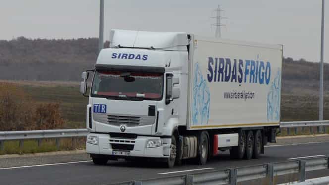 Poliţia bulgară a oprit la graniţa cu România un camion frigorific care transporta 15 migranţi​