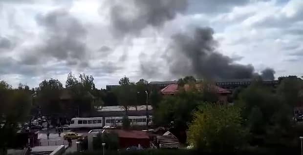GALERIE FOTO. VIDEO. Incendiu puternic în estul Bucureştiului. O hală a fabricii Faur a luat foc