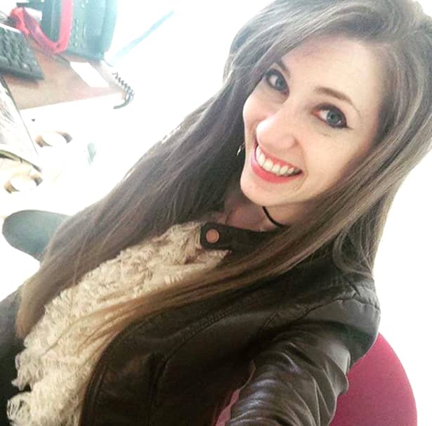 Profa sexy i-a trimis acest selfie deocheat elevului ei! Făceau sex zilnic în maşina ei