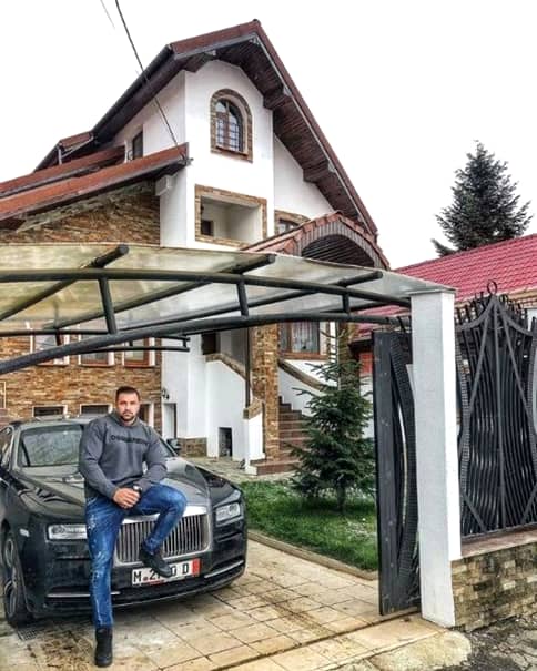 ”Navetă” de 400.000 de euro. Alex Bodi conduce prin București o mașină atât de rară încât Bianca rămâne impresionată de fiecare dată