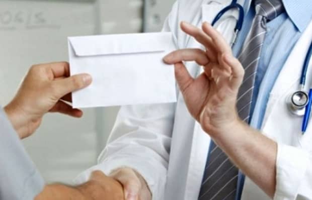 Un medic din Carei i-a restituit unei bătrâne plicul cu bani: ”Eu sunt plătit pentru munca mea!”