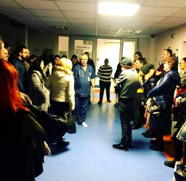 Scene uluitoare la Spitalul Marie Curie. Zeci de oameni din întreaga țara l-au așteptat la ora 6 dimineața pe unul dintre medici! Foto