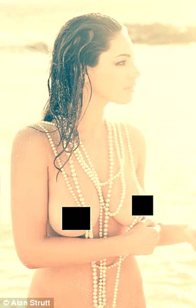 GALERIE FOTO. Un model de top a pozat nud pe plajă! Corpul a fost acoperit doar de un colier
