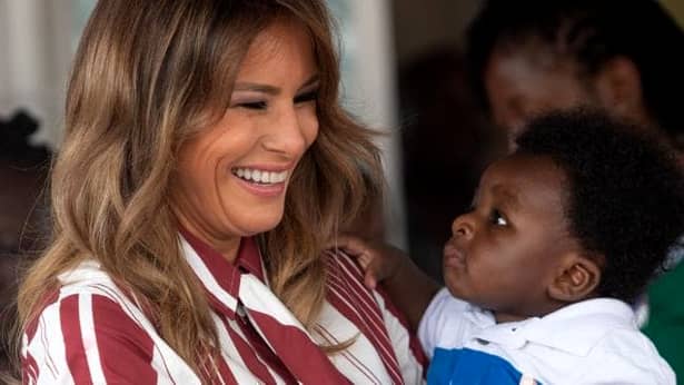 Prima Doamnă a Americii, Melania Trump, a purtat o rochie de 2.000 de dolari, în timpul unei vizite la un spital din Ghana. Evenimentul a reprezentat de fapt debutului unui turneu internațional individual în care Melania Trump participă în calitate de Prima Doamnă a Statelor Unite.