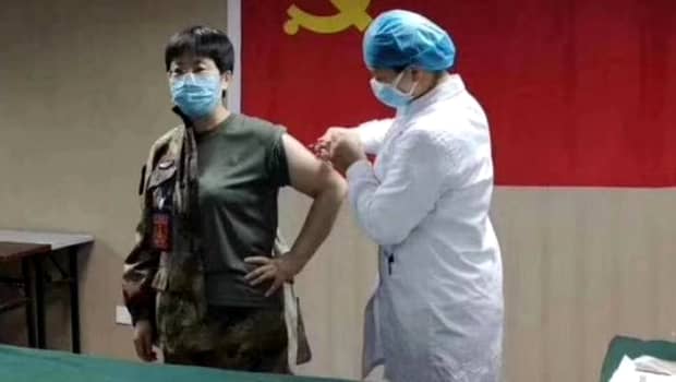 S-a lăsat injectată cu un vaccin pentru coronavirus netestat! Doctorul chinez a făcut-o din loialitate față de Partidul Comunist din China