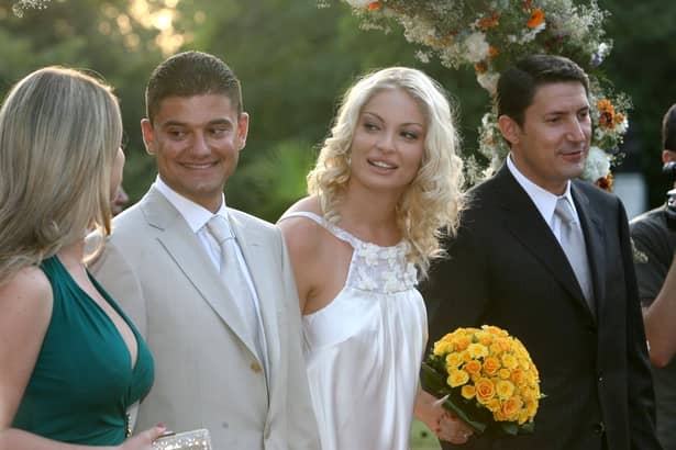 Valentina Pelinel se căsătorește astăzi cu milionarul Cristi Borcea. Fostul manechin este la a doua căsătorie. În anul 2007, blondina se căsătorea atunci cu politicianul Cristian Boureanu și se declara foarte fericită, într-o rochie de mireasă foarte sexy. 