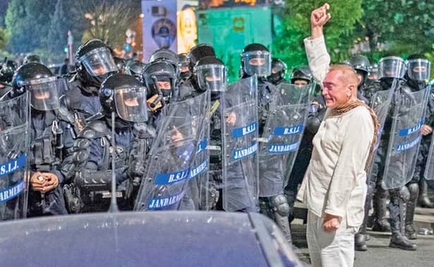 ”Bărbatul în alb”, așa cum este numit peste tot în lumea virtuală, a răspuns întrebării care era pe buzele tuturor românilor aflați la protest, și nu numai: ”De ce au fost atacați și manifestanții pașnici?”