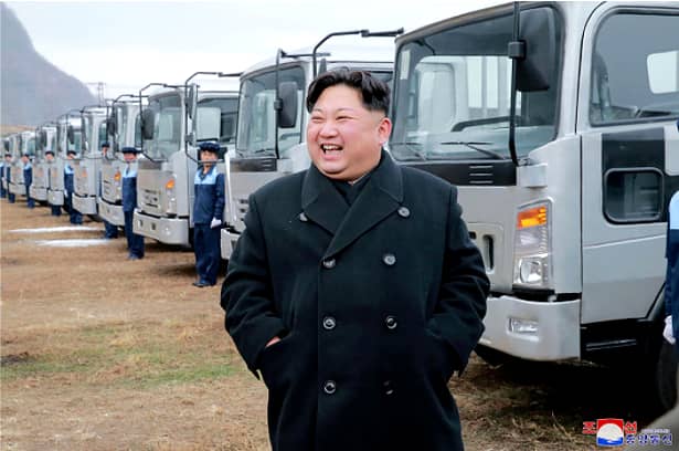 Imagini inedite din Coreea de Nord! Kim Jong-un a testat un troleibuz!